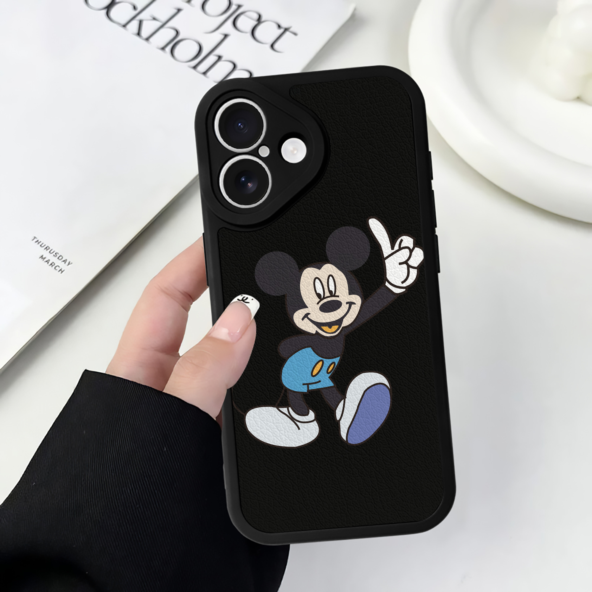 （画像用） ミッキーマウス Mickey Mouse 【iPhone 16シリーズ対応】シリコンスマホケース（レザー調） 材質：シリコン